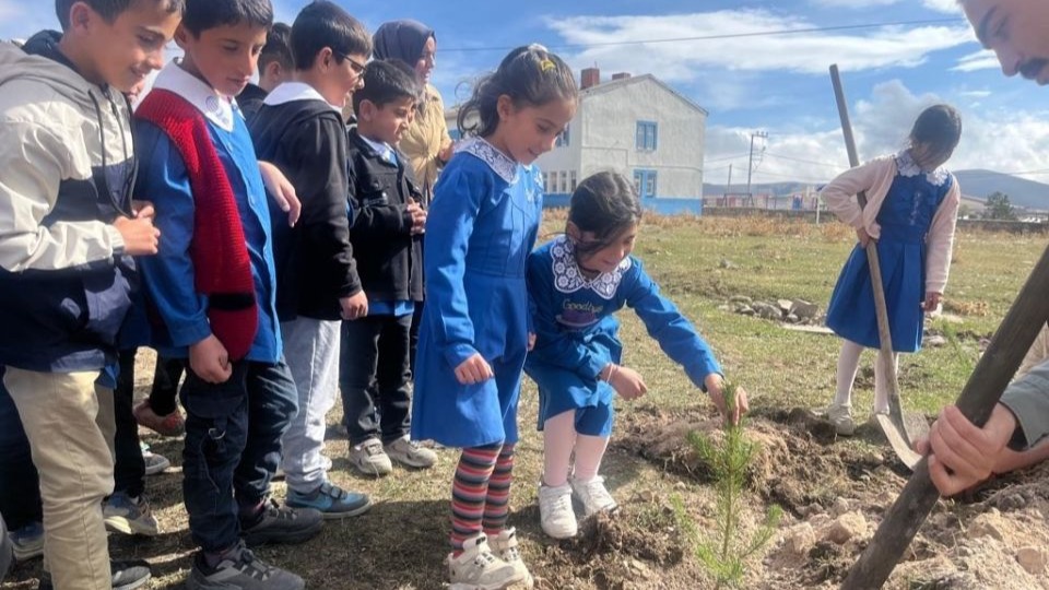 Kars’ta öğrenciler fidanları toprakla buluşturdu