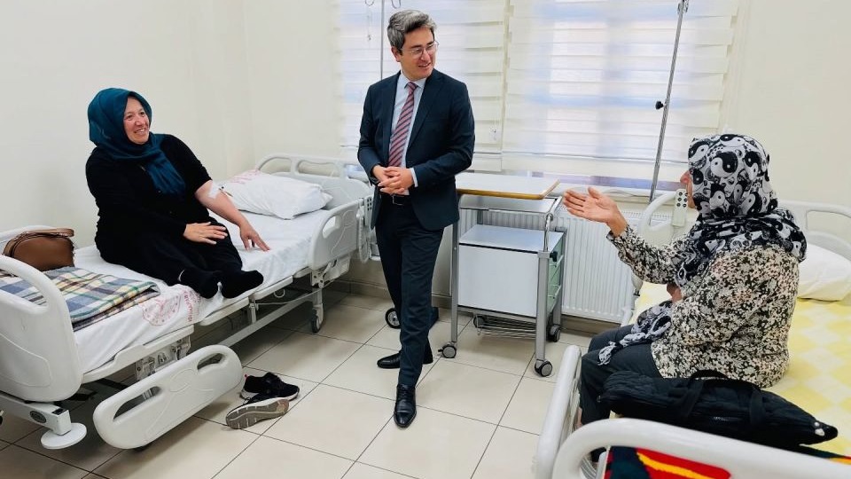 Kemaliye ilçe Kaymakamı Emirhan Arıkan, hastanede incelemede bulundu