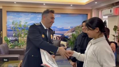 Küçük Asmin’in Büyük Duyarlılığı: Atatürk Büstünü Temizleyip Selamladı(Videolu Haber)