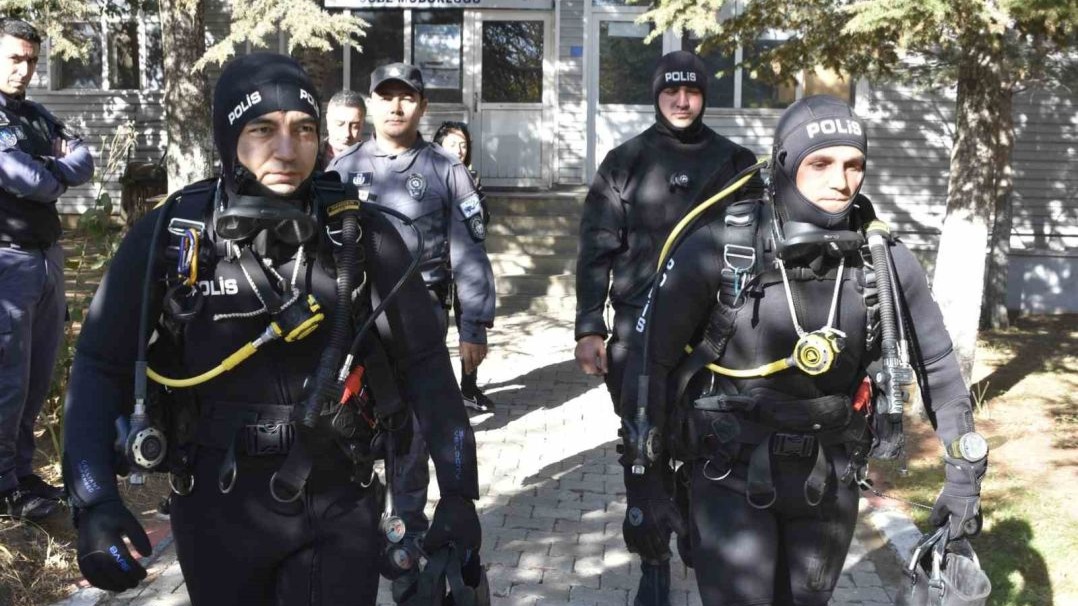 Kurbağa adamlar ve deniz polisi Van Gölü’nde kaçakçılara göz açtırmıyor