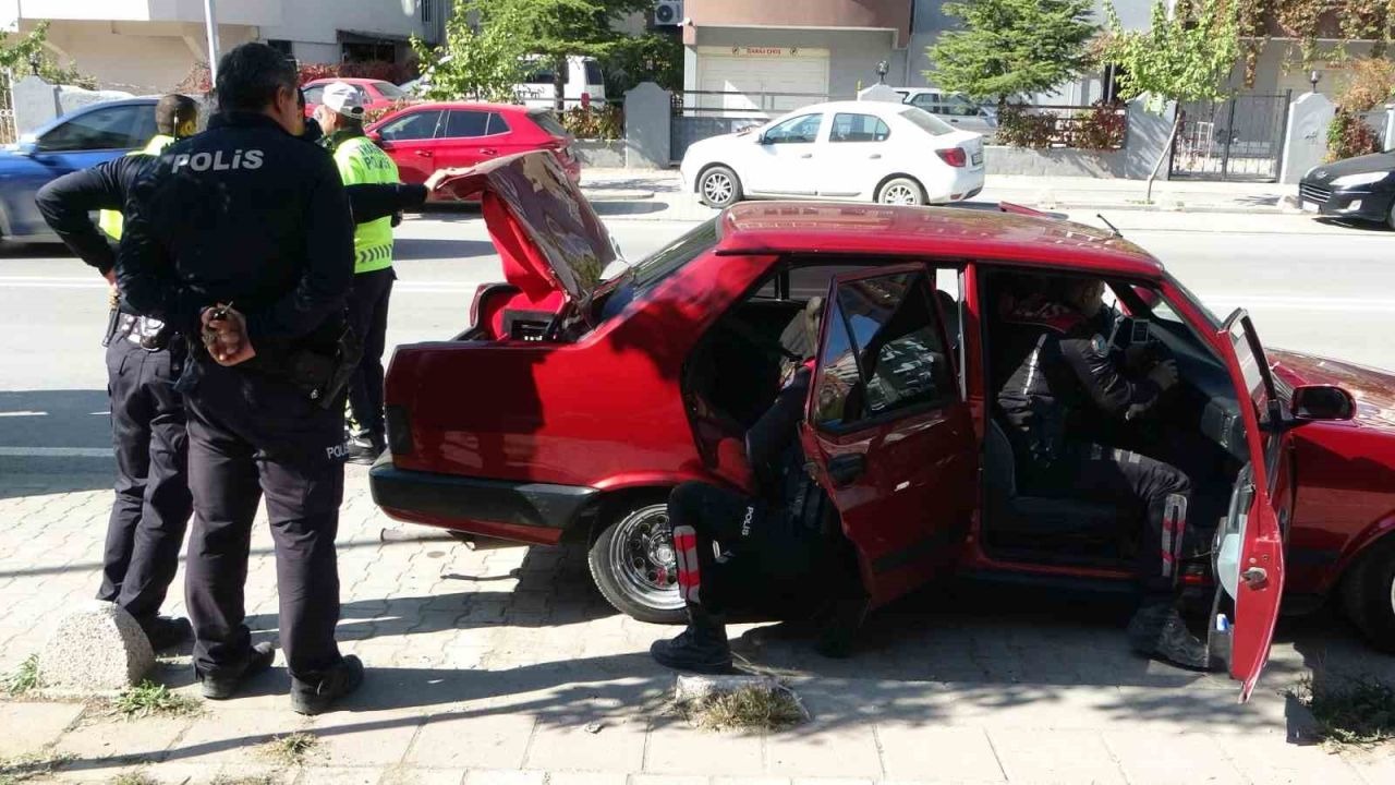 Malatya’da polisin &quot;dur&quot; ihtarına uymayan araçta uyuşturucu ele geçirildi