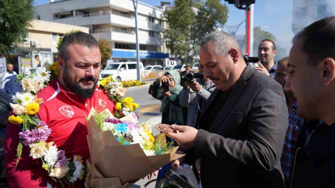 Milli güreşçi Serhat Sarıçiçek memleketinde coşkuyla karşılandı