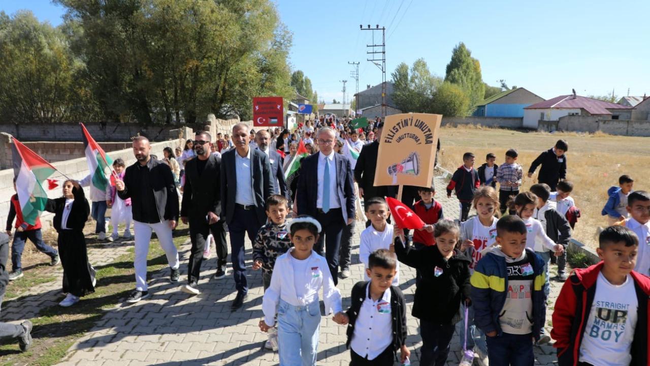 Minik yüreklerden Gazze’ye umut yürüyüşü