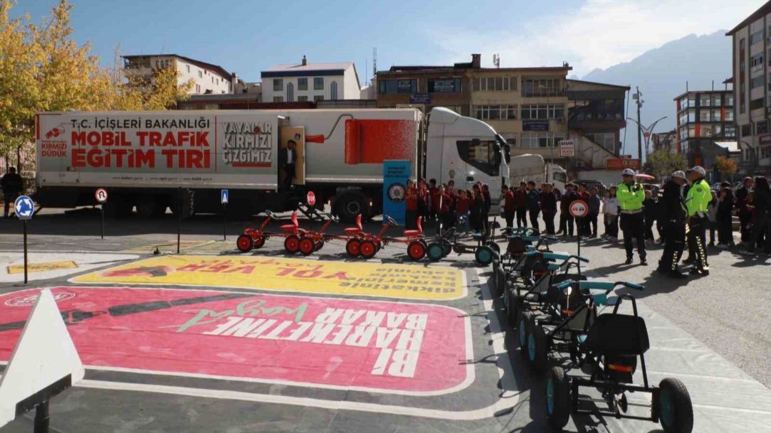 Mobil Trafik Eğitim Tırı Hakkari’de öğrencilerle buluştu