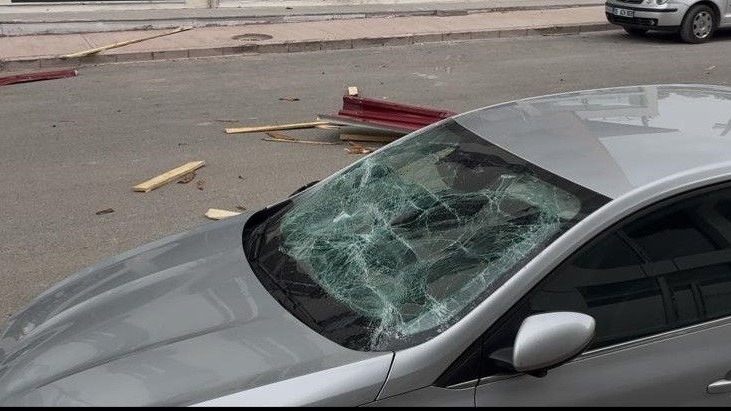 Patnos'ta şiddetli rüzgar çatıları uçurdu