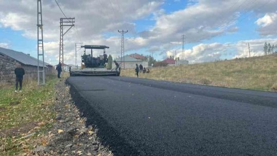 Patnos’un köy yollarındaki asfal serim çalışmaları devam ediyor