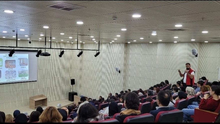 Polis Erzurum&#039;da gençlere bilgilendirme yaptı