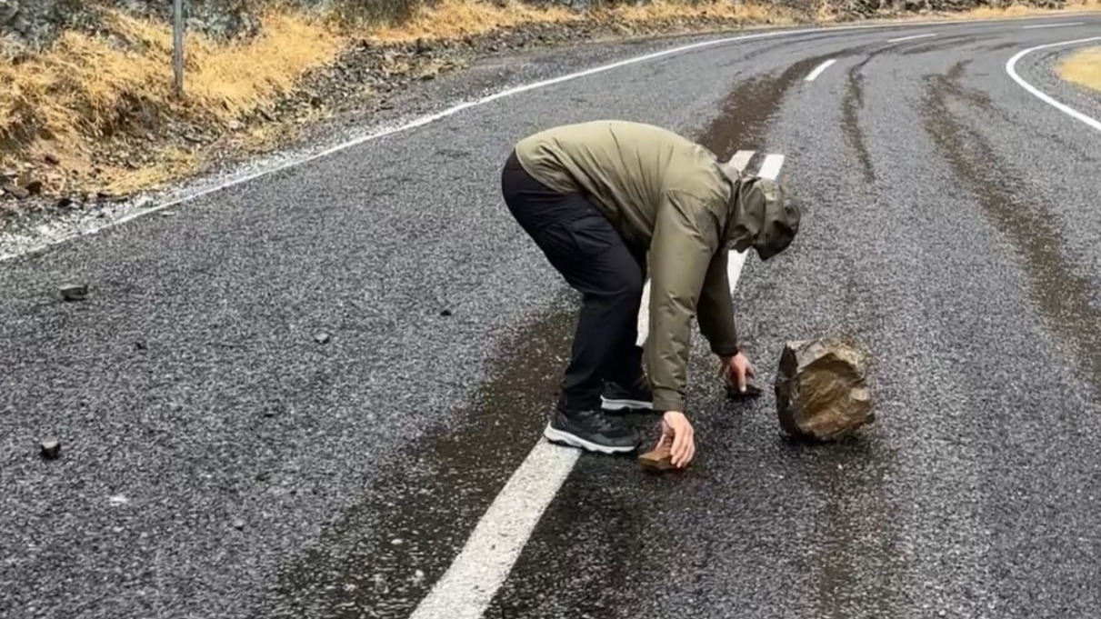 Şemdinli-Derecik karayoluna düşen kaya parçalarını dağcılar temizledi
