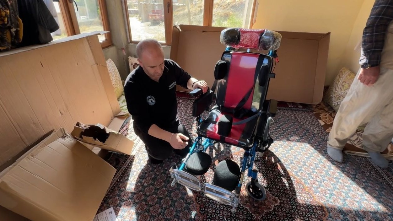 Sınır köyündeki iki özel çocuğun yüzü hasta yatağı ve akülü sandalyeyle güldü