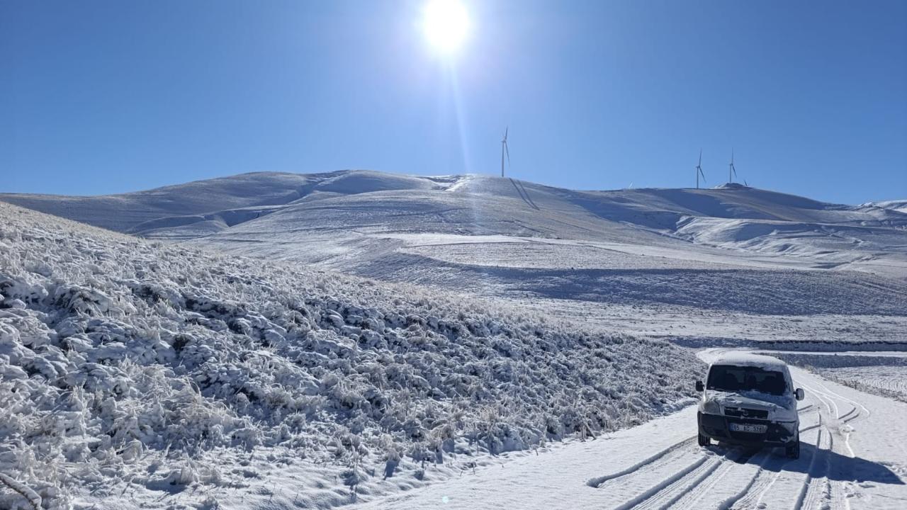Taşlıçay’da Kar Yağışı Köyü Beyaz Örtüyle Kapladı