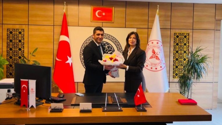 Tayini çıkan sağlık müdürüne kalabalık uğurlama