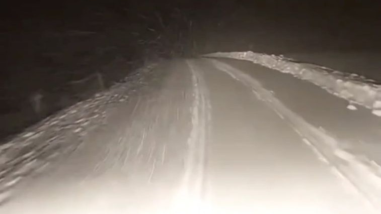 Van-Bahçesaray yolu üzerindeki Karabet Geçidi’ne mevsimin ilk karı düştü