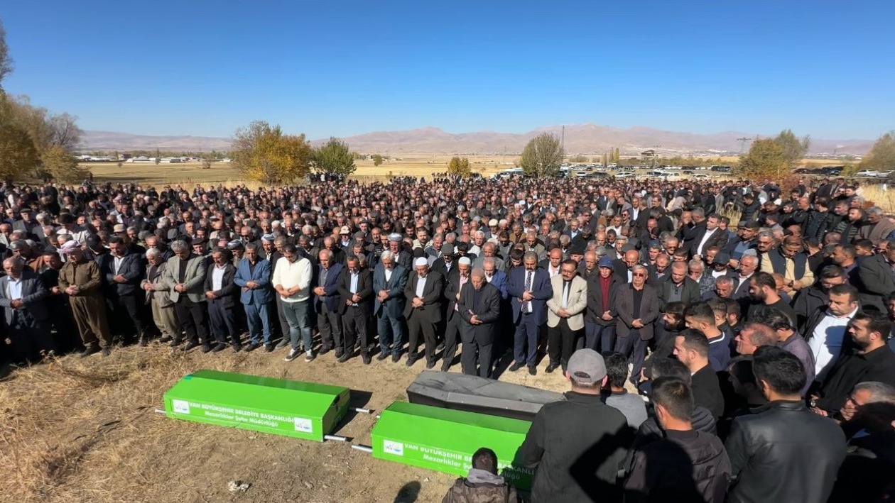 Van-Hakkari karayolundaki kazada hayatını kaybeden aynı aileden 3 kişi toprağa verildi