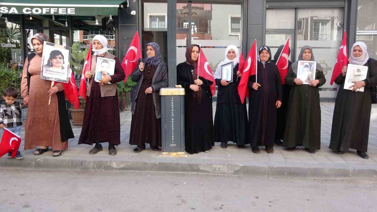 Van&#039;da evlat nöbetindeki annelerin umutlu bekleyişi sürüyor