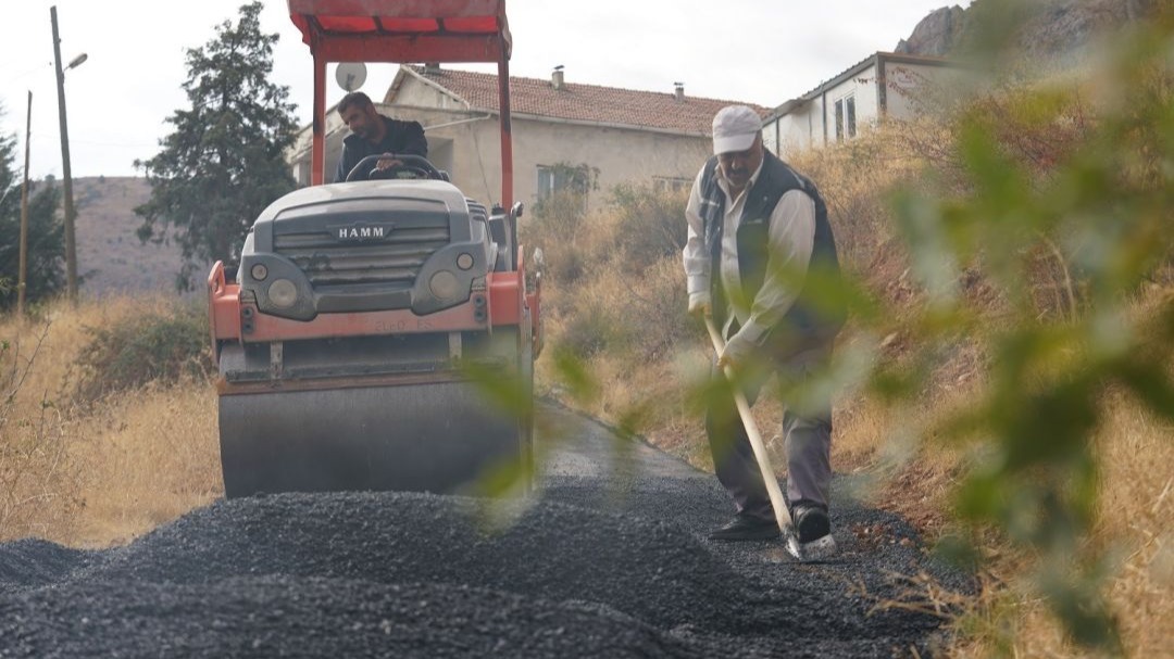 Yeşilyurt’ta kış öncesi asfalt çalışmaları hızlandı