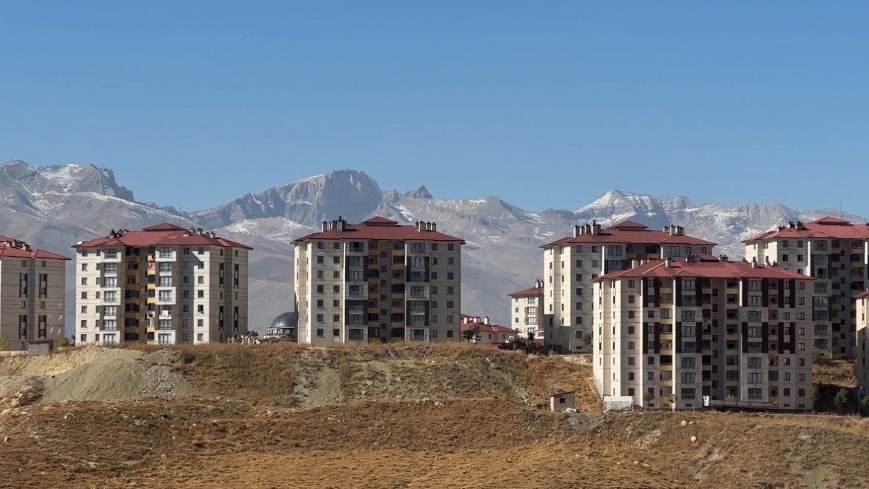 Yüksekova’da araçların camları buz tuttu, dağların tepesi beyaza büründü