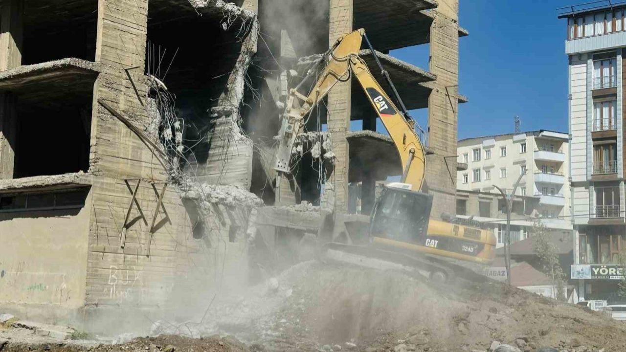 Yüksekova’da inşaat halindeki 23 yıllık bina yıkıldı