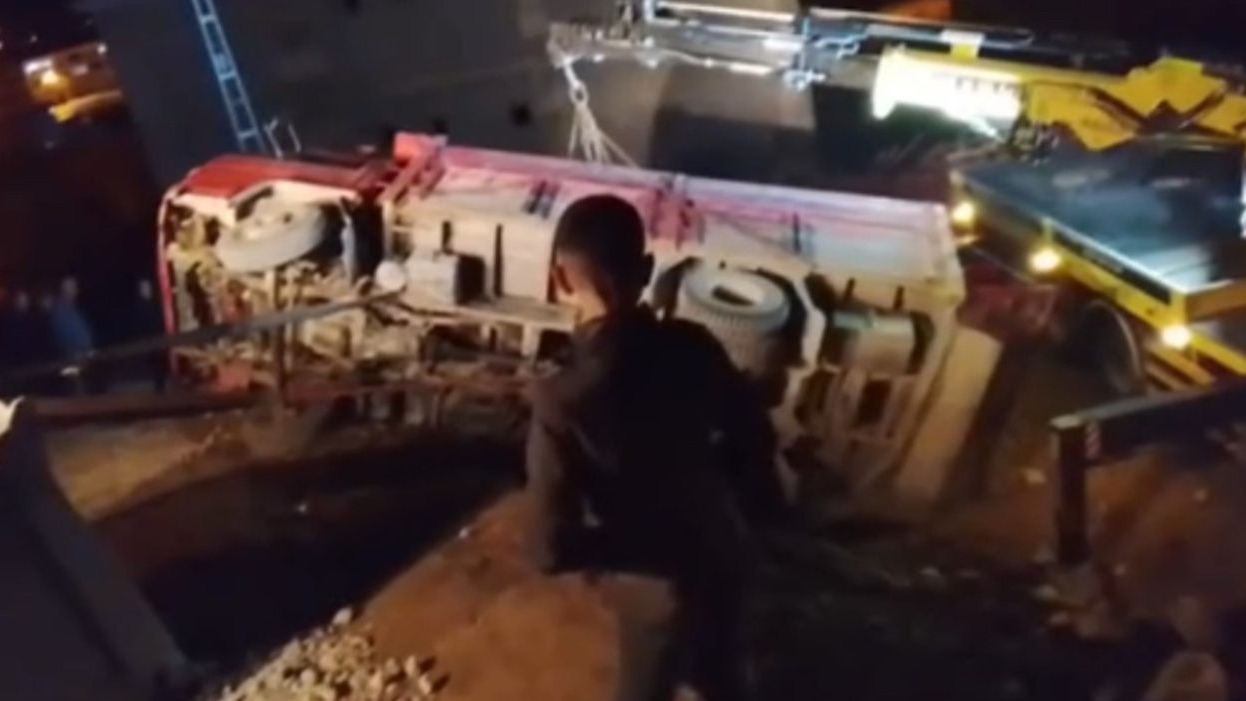 Yüksekova’da odun yüklü kamyonet devrildi