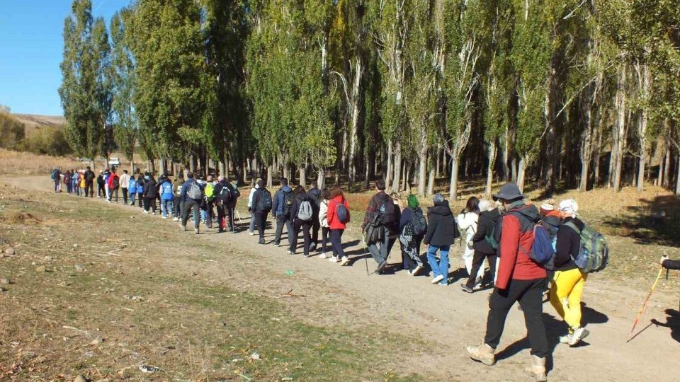 100 dağcı Susuz Şelalesi’ne yürüdü