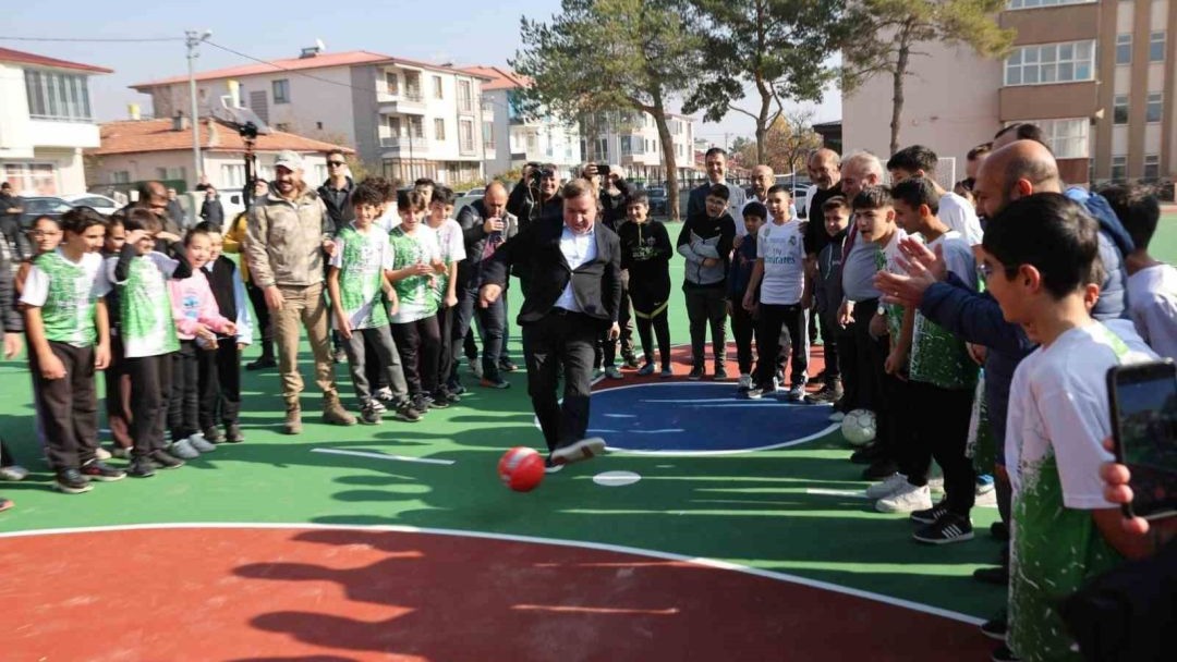 101 okulun bahçesine kauçuk zemin yapıldı