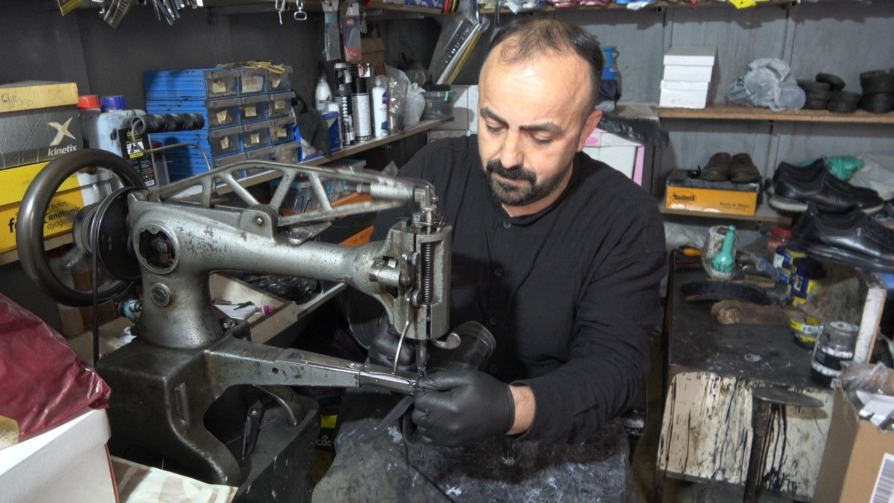 15 yıldır ayakkabı tamir ederek ailesini geçindiriyor