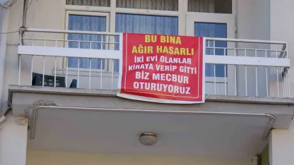 Malatya'da Ağır hasarlı pankartı asılan binayı görenler bir daha bakıyor