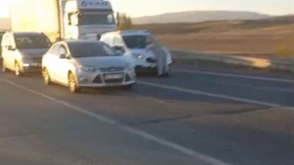 Erzurum'da bir şahıs trafiği birbirine kattı, araçların üzerine atladı, cam kırdı