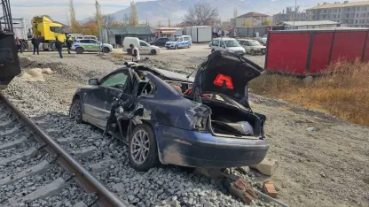 Malatya’da yük treni otomobil ile çarpıştı