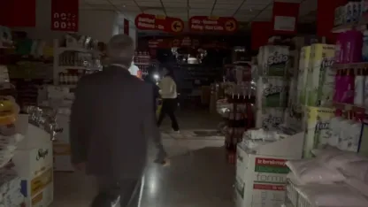 Erzincan’da vatandaşlar marketlerde cep telefonu ışığıyla alışveriş yaptı