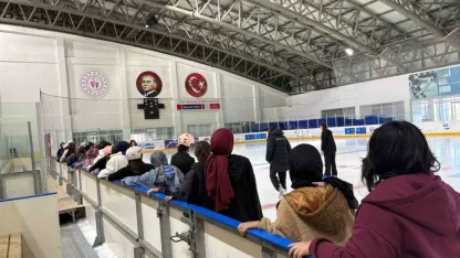 Hem okuyorlar hem buz pateni öğreniyorlar