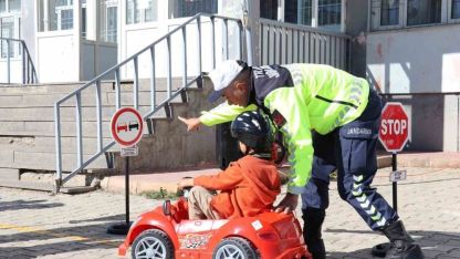Van Çatak’ta öğrencilere uygulamalı trafik güvenliği eğitimi
