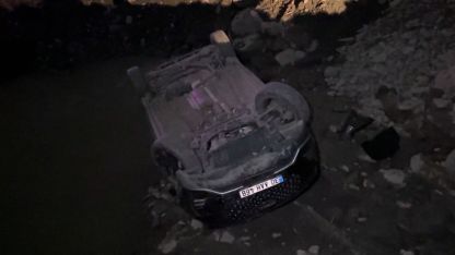 Kontrolden çıkan otomobil dereye uçtu: 2 yaralı