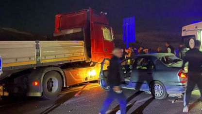 Tır  ile otomobil çarpıştı: 2 yaralı