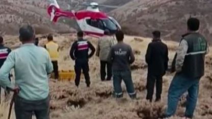 Malatya’da uçuruma yuvarlanan şahsın helikopterle sevk anları kamerada