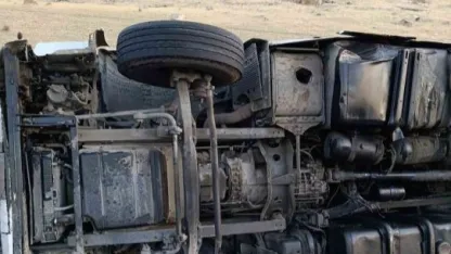 Erciş-Adilcevaz karayolunda tır devrildi;1 yaralı