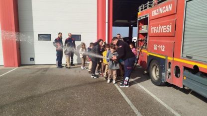 Erzurumlu minik öğrenciler itfaiyecilik mesleğini yerinde öğrendi