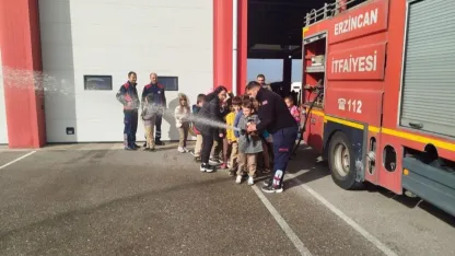 Erzurumlu minik öğrenciler itfaiyecilik mesleğini yerinde öğrendi
