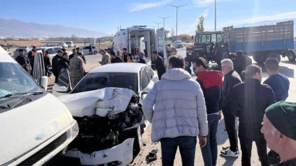Erzincan’da askeri araç, traktör ve otomobil çarpıştı: 2 yaralı