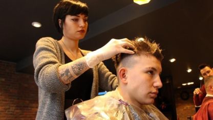 Uzmanlar kış ayları öncesi saç dökülmesine karşı uyarıyor: "Saçın da neme ihtiyacı var"