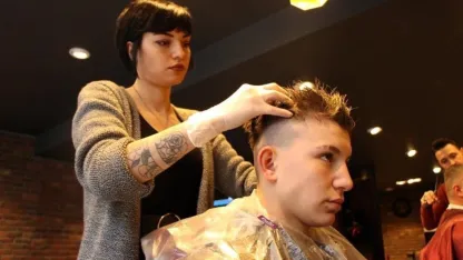 Uzmanlar kış ayları öncesi saç dökülmesine karşı uyarıyor: "Saçın da neme ihtiyacı var"