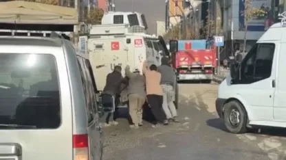 Yüksekova’da görenleri gülümseten anlar: Arızalan zırhlı araca vatandaş imecesi