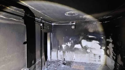 Hakkari'de bir ev yanarak kül oldu