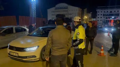 Polis Hakkari’de eş zamanlı huzur ve güven denetimi gerçekleştirdi