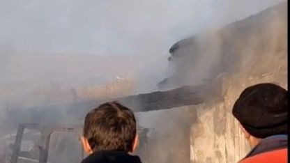 Ardahan’da korkutan yangın: 2 traktör ve ekipmanlar kül oldu