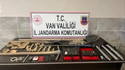 Gürpınar'da kaçak kazı yapan 5 kişi yakalandı, kemik parçaları ele geçirildi