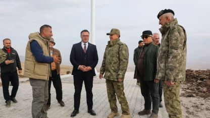 Şehit arkadaşlarının hatırasına 2 bin 400 rakımlı tepeye ağaç diktiler