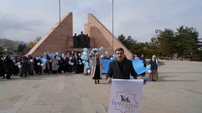 Mavi beyaz balonlarla Doğu Türkistan’ın sesi oldular