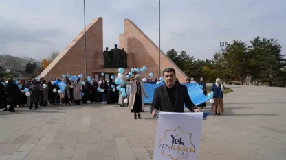 Mavi beyaz balonlarla Doğu Türkistan’ın sesi oldular