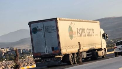 Van’da ağır tonajlı araçlar sahil yolunu tehlikeye atıyor