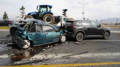 Kamyonun freni boşaldı, zincirleme kaza yaşandı: 2 yaralı